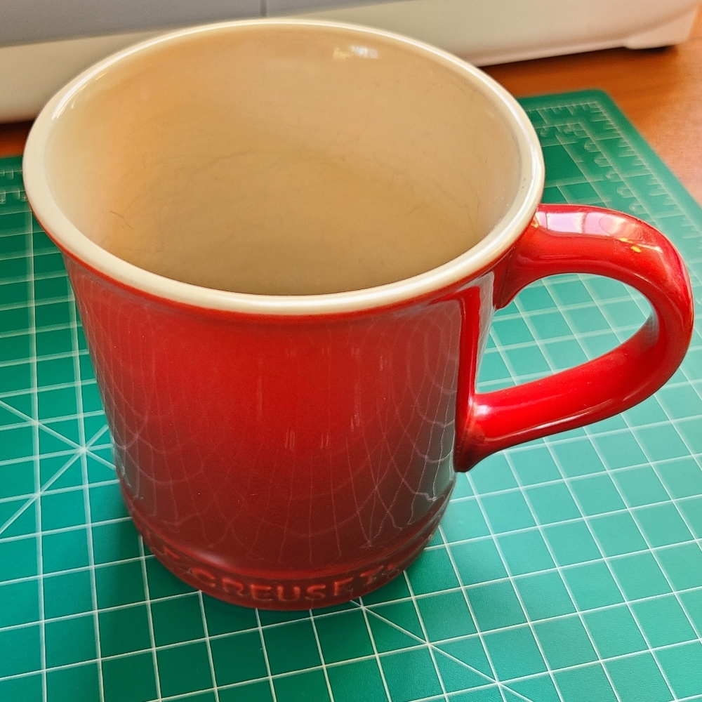 Le Creuset cherry red large coffee mug - Picture 3 of 4